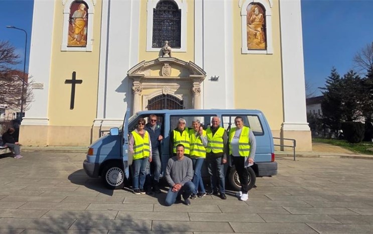 Školske sestre franjevke donirali rabljeni kombi župnom Caritasu u Zaboku